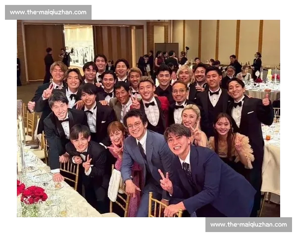 堂安律与明松美玖大婚！美妆博主新娘惊艳全场，小栗旬携日本国脚齐聚祝福